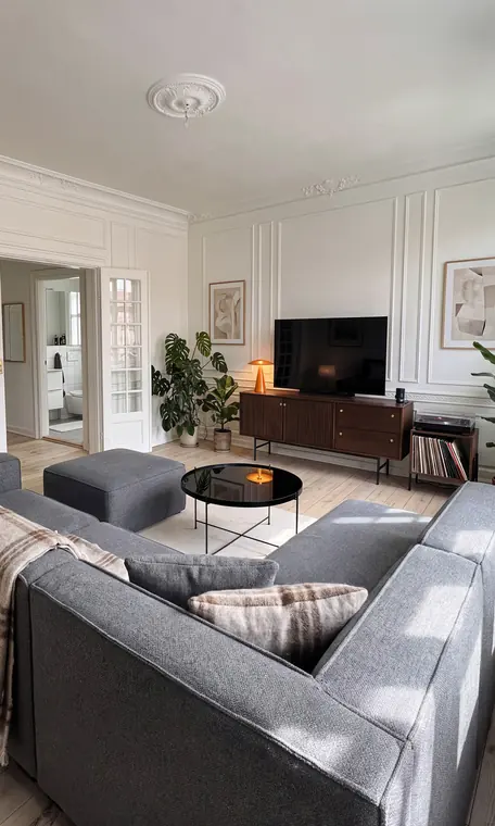 Stue set fra sofaen med tv-møbel og sofabord